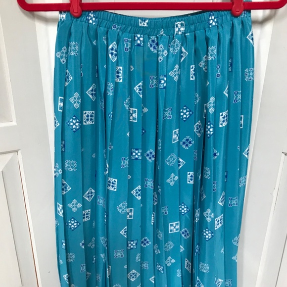 Leslie Fay Vintage Blue Bandana Print Pleated Skirt - Picture 14 of 15